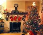 Şömine Noel asılı çorap ve Noel dekorasyonları ile